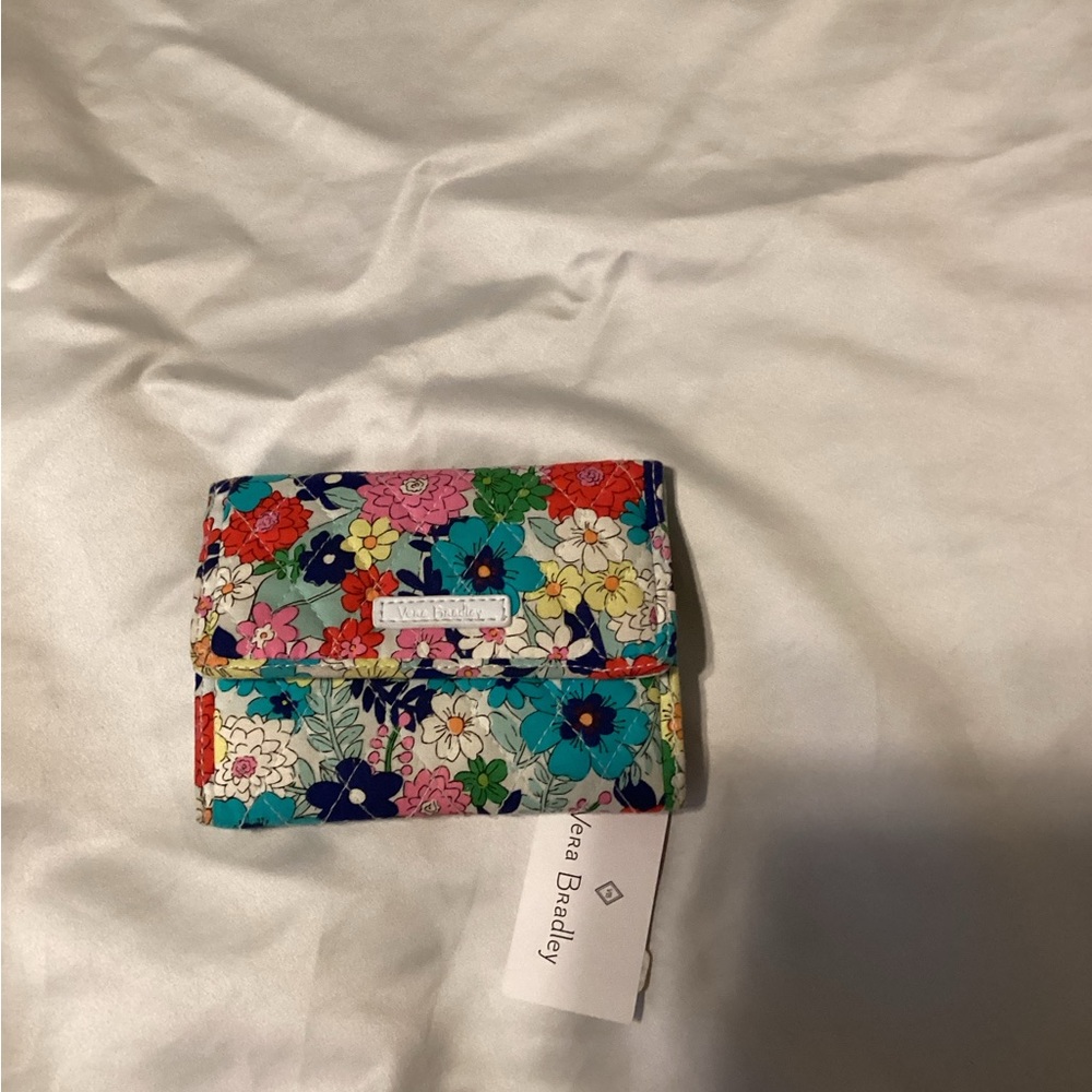 Vera Bradley Pretty Floral  RFID Compact Wallet Clear ID Zip Snap Trifold New